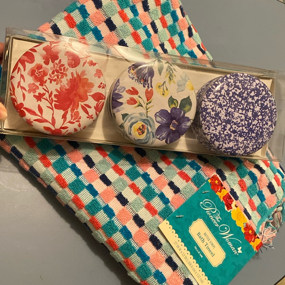 Pioneer Woman Bath Towel and Candle Set Bundle
